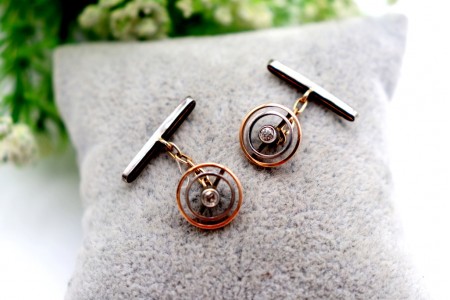 Botões de punho em ouro bicolor com diamantes ejm talhe brilhante no centro.